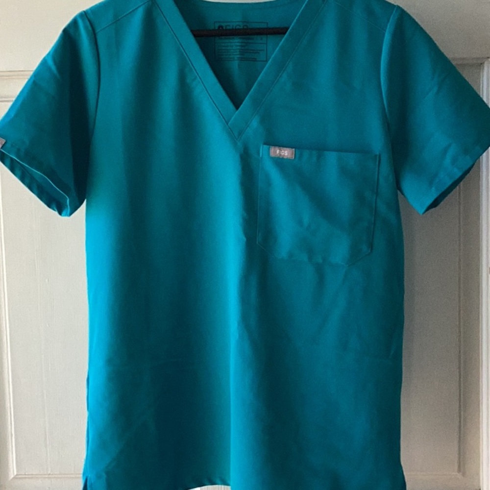 Semi-used Figs scrub one pocket top